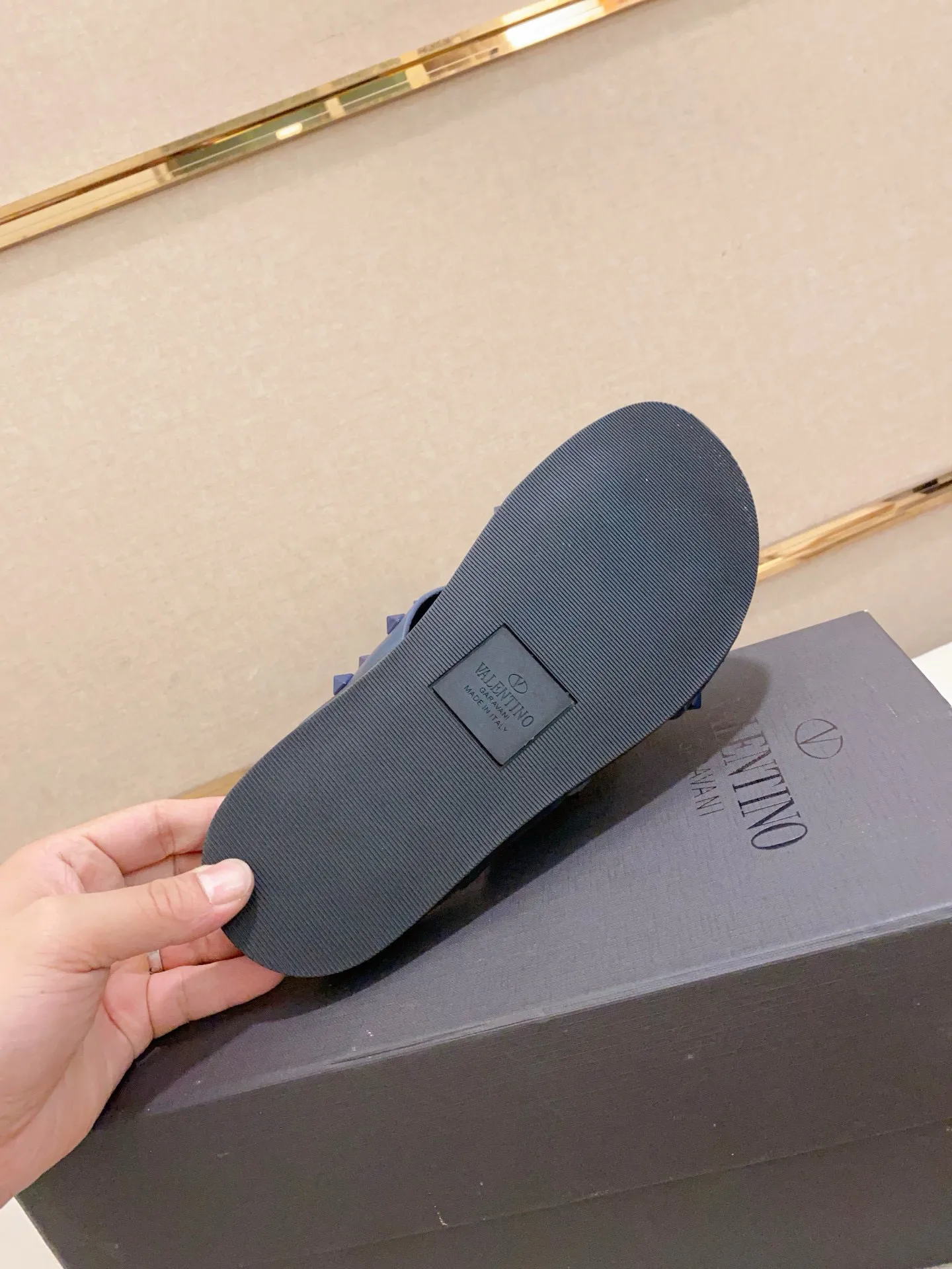 Men's shoes💰: 440💰[Valentino] New men's boutique slippers, counter quality, classic plaid, the actual workmanship is quite complex🔰The uppers are made of imported fabrics➕🐑Sheepskin lining, which tests the craftsman's craftsmanship➕original PU outsole. Size: 38-44 (45 can be customized, non-refundable)